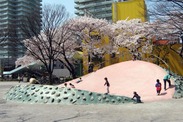 東京都 葛飾区の渋江公園、<br>石山すべり台