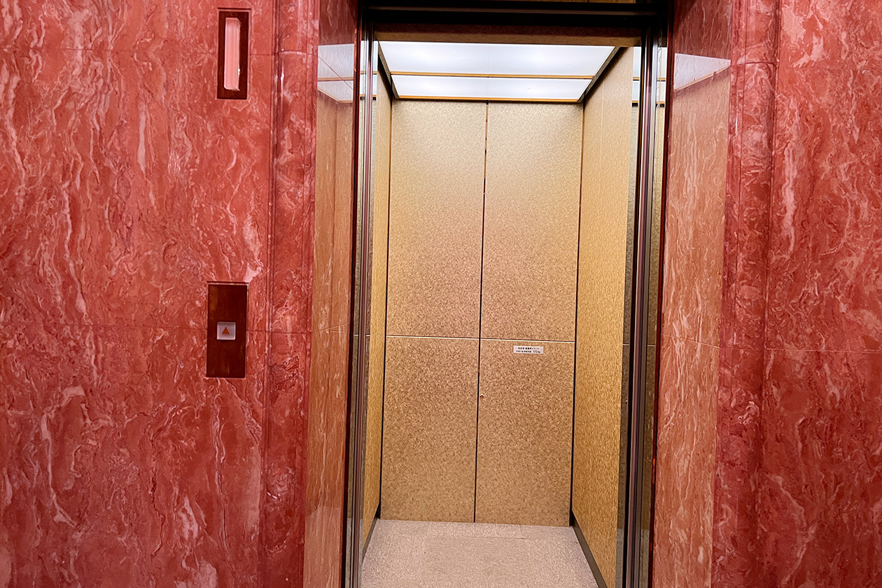 1F エレベーターホール