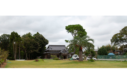 広大な芝庭の日本家屋