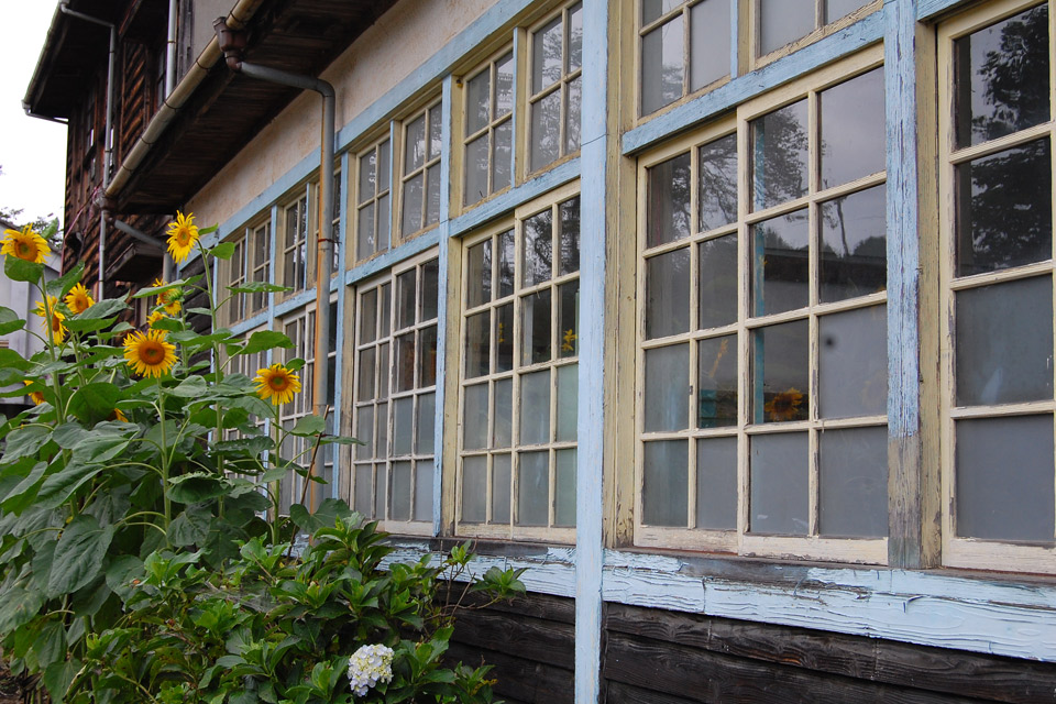 茨城県 旧大子町立初原小学校<br>ガラスの格子窓