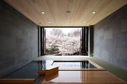 畳のある風呂 桜の借景