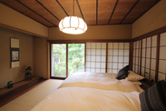 日本間ベッドの寝室