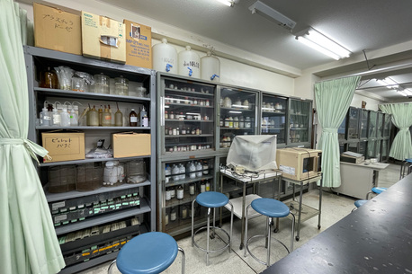 実習室１ 薬品棚