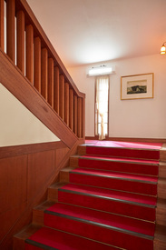 ２階客室へ続く階段