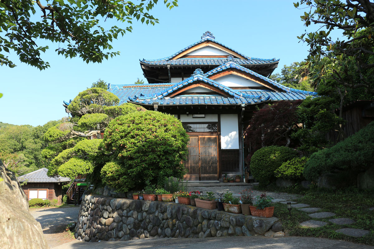 正門からの日本家屋