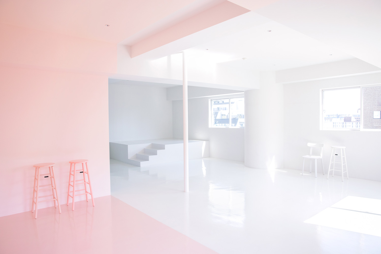 9階は白とピンクのすっきりとしたスタジオ