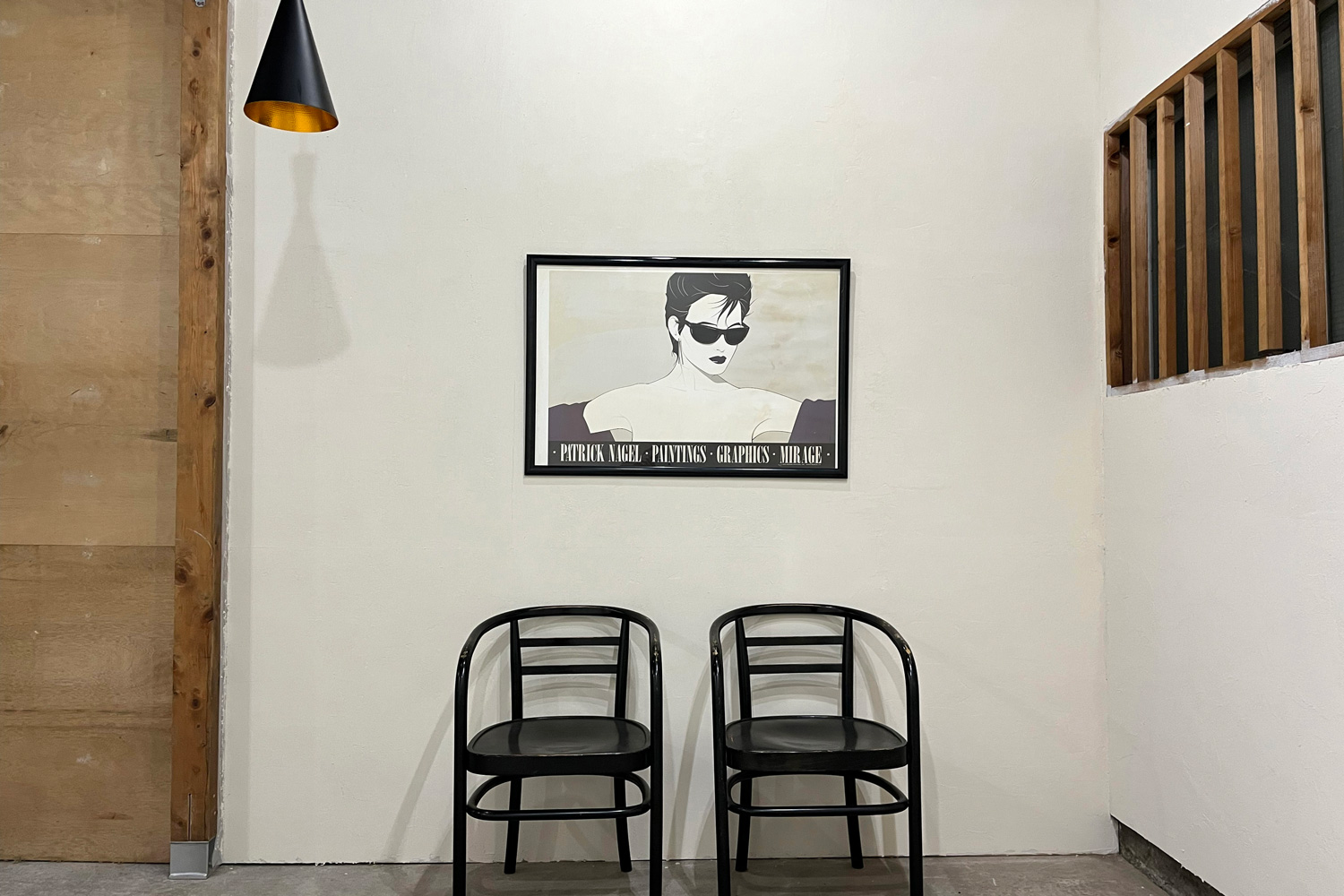 1F　モノトーンの椅子とアートポスター