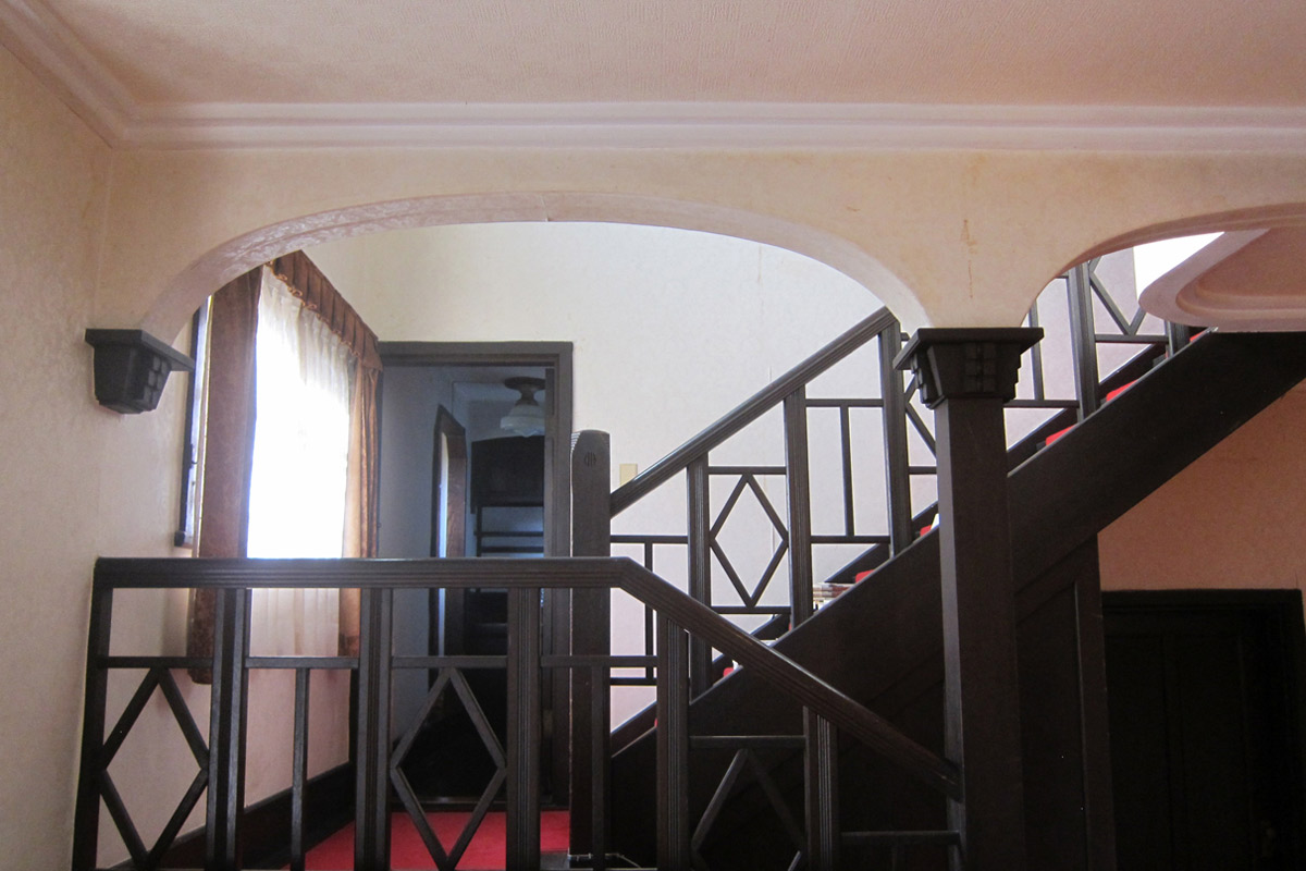 2階と和室への階段