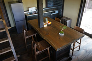 キッチンと杉一枚板テーブル