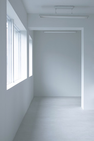 3F 白壁とFIX窓のソリッドな空間