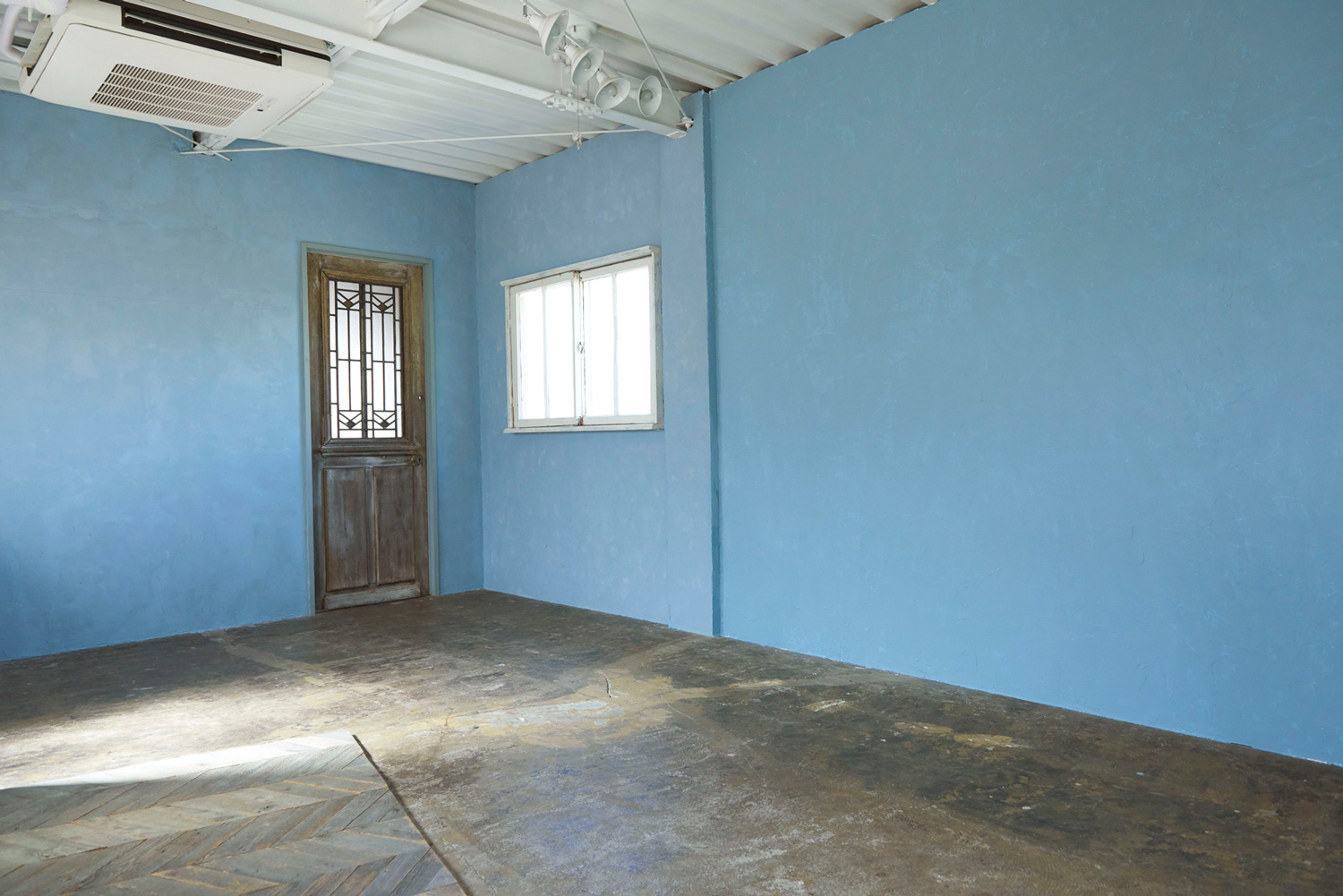 ブルーの漆喰壁スペース