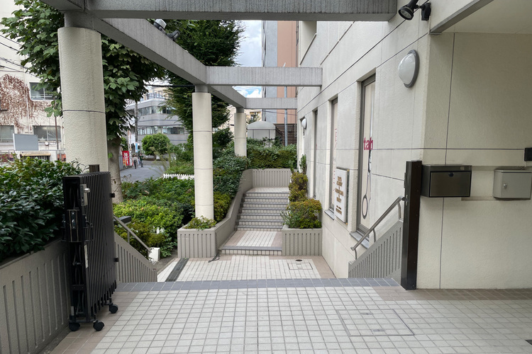 高田馬場の美容専門学校 本館1階・外観